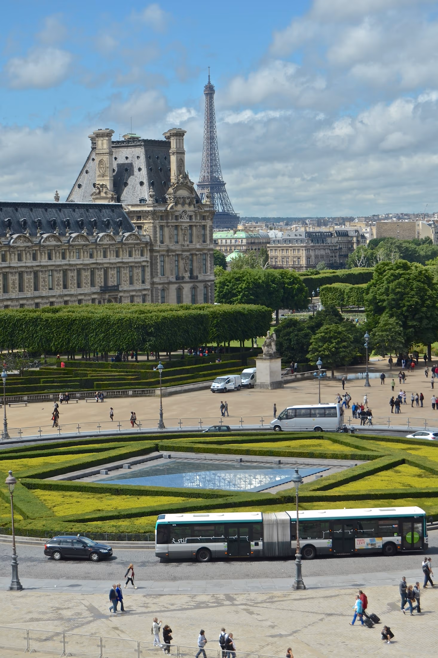 Place du Carrousel and the Tuileries, with the inverted-pyramid skylight set into the parterre