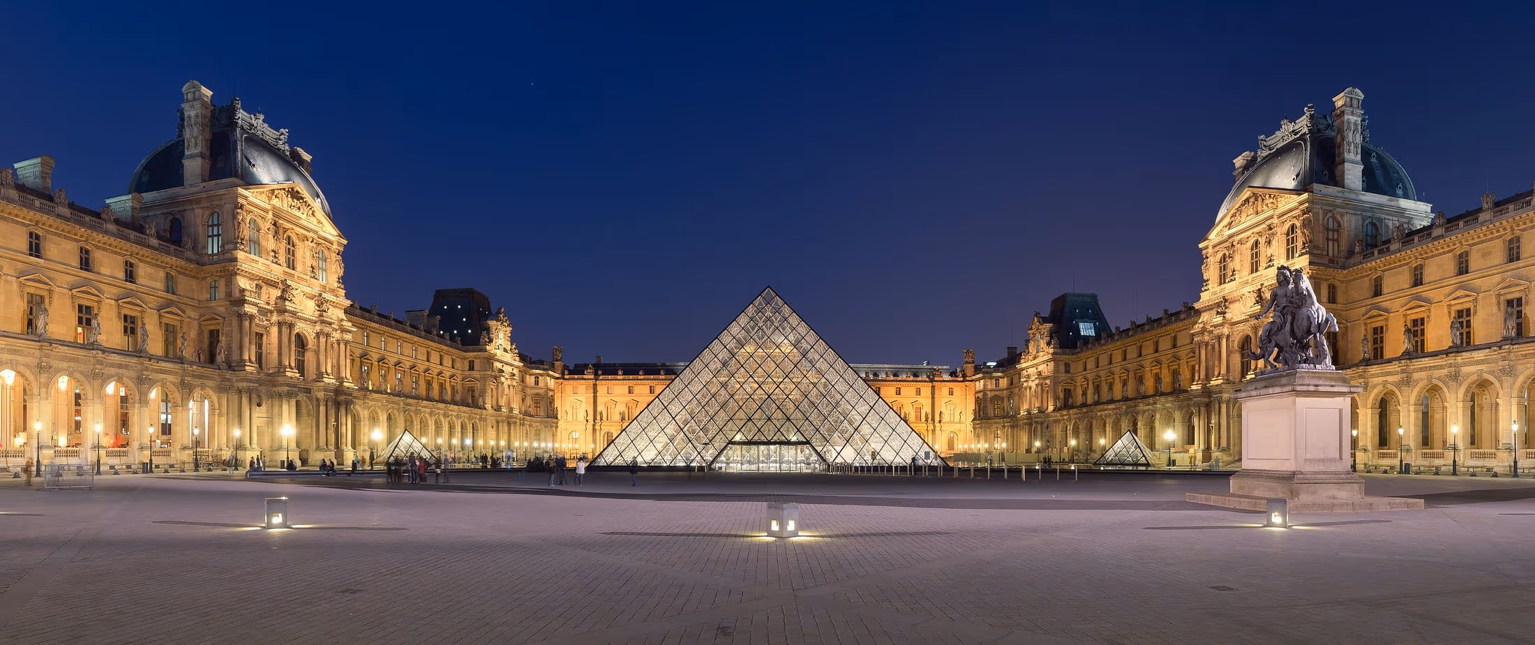 La pirámide de cristal y el Cour Napoléon del Louvre a la hora azul